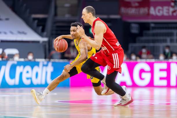 他通过在国 他通过在国