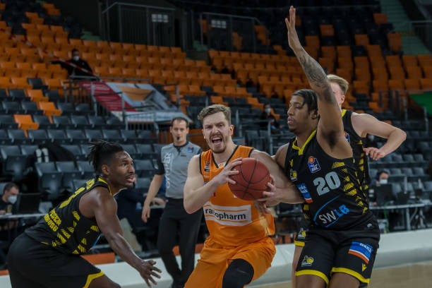 牌的全球影 牌的全球影